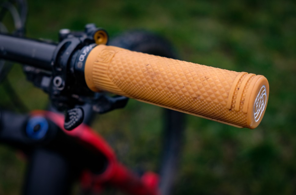 gusset mtb grips